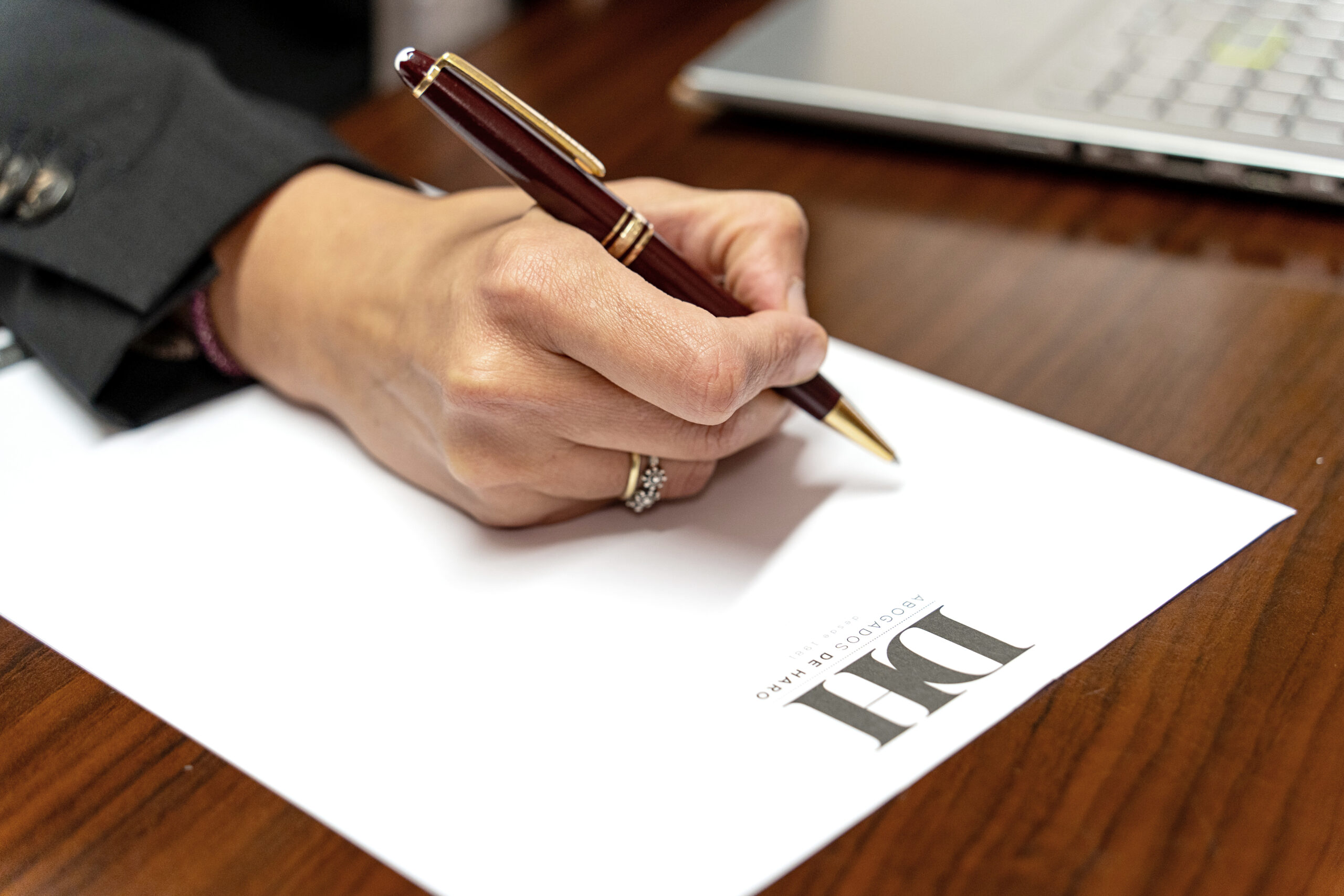 Imagen escribiendo en una horqa con logo de Haro